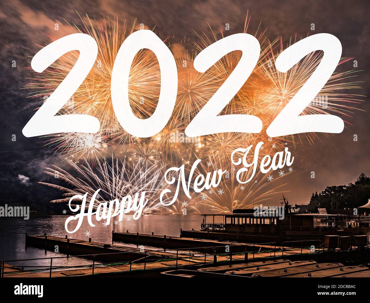 Frohes neues Jahr 2022 mit Feuerwerk im Hintergrund. Feier Neues Jahr 2022 Stockfoto
