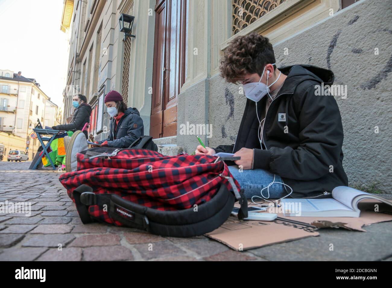 Turin, Italien. November 2020. Turin, Liceo Classico Gioberti in der Via San Ottavio demonstrieren einige Schüler der Schule für die Zukunft, indem sie auf der Straße gegen Fernunterricht unterrichten. (turin - 2020-11-20, costa1ftg) p.s. la foto e' utilizzabile nel rispetto del contesto in cui e' stata scattata, e senza intento diffamatorio del decoro delle persone rapresentate Kredit: Unabhängige Fotoagentur/Alamy Live News Stockfoto