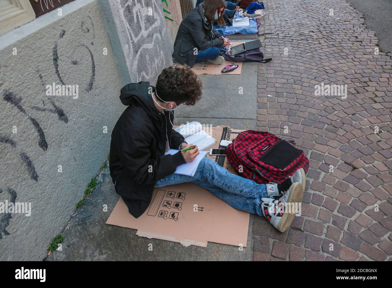 Turin, Italien. November 2020. Turin, Liceo Classico Gioberti in der Via San Ottavio demonstrieren einige Schüler der Schule für die Zukunft, indem sie auf der Straße gegen Fernunterricht unterrichten. (turin - 2020-11-20, costa1ftg) p.s. la foto e' utilizzabile nel rispetto del contesto in cui e' stata scattata, e senza intento diffamatorio del decoro delle persone rapresentate Kredit: Unabhängige Fotoagentur/Alamy Live News Stockfoto