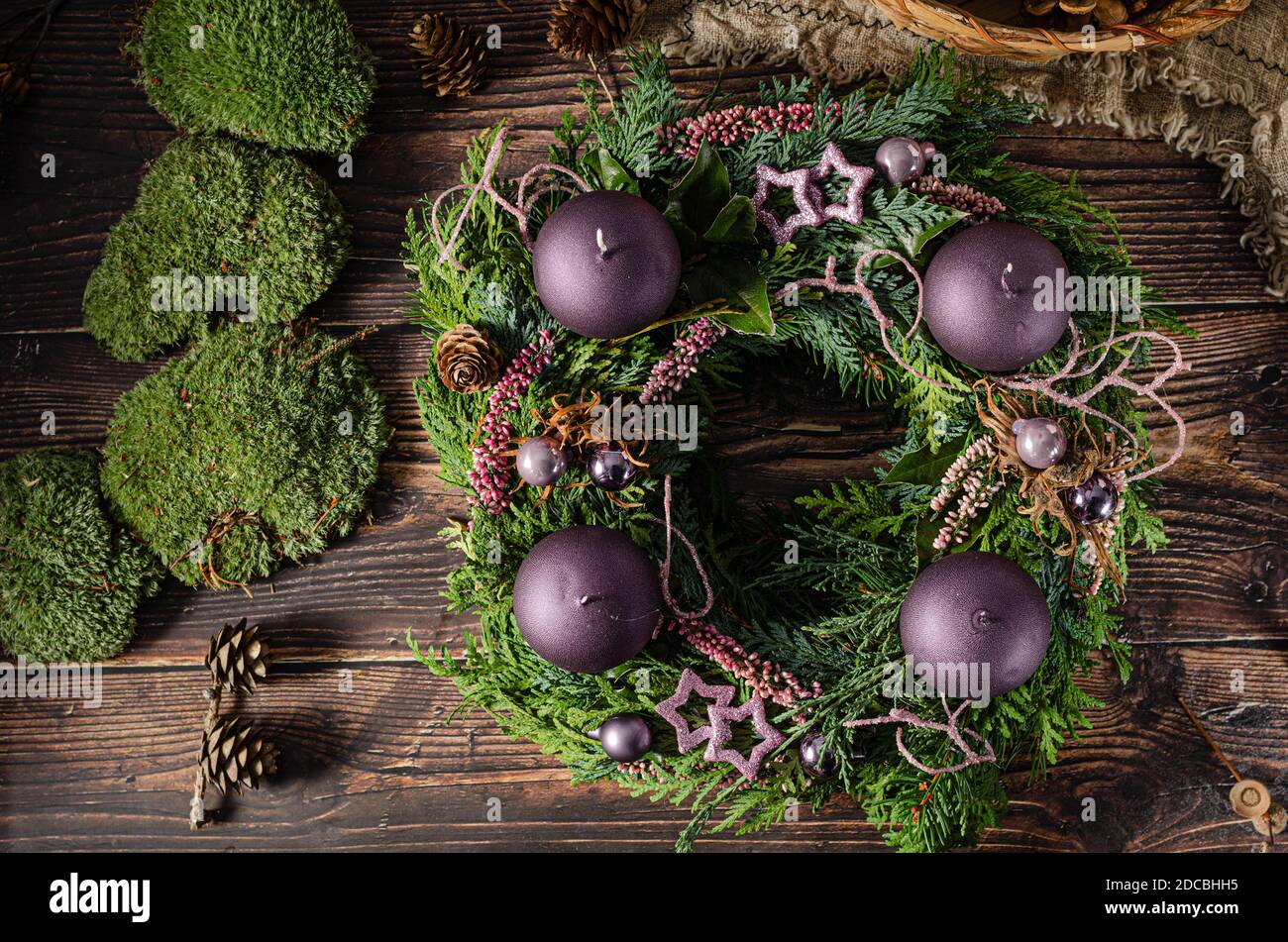 Hausgemachter weihnachtskranz für bevorstehende weihnachtsfeier Stockfoto