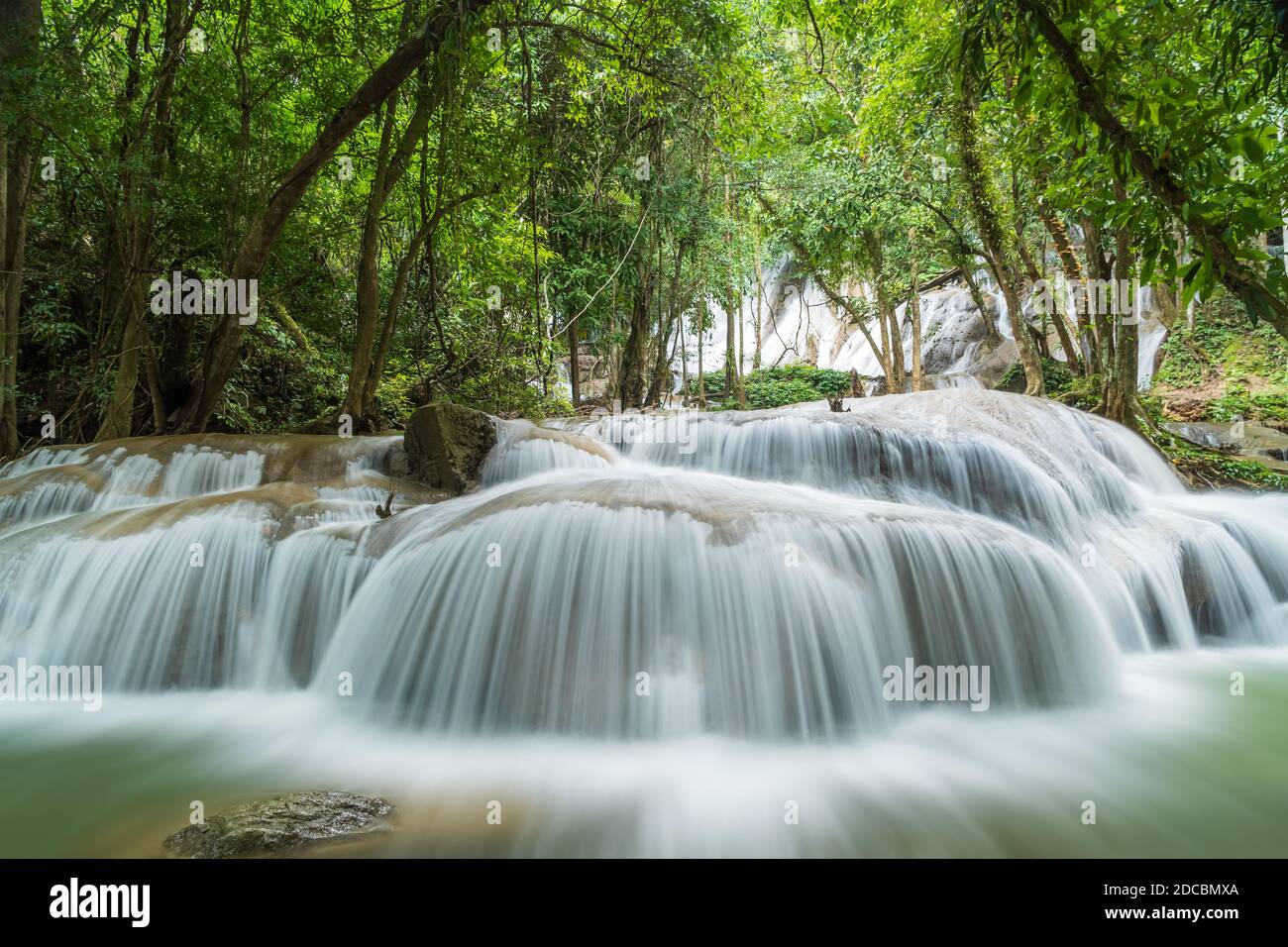 PHA Tad Wasserfall, berühmtes Naturreiseziel im tiefen Wald in Kanchanaburi, Thailand Stockfoto