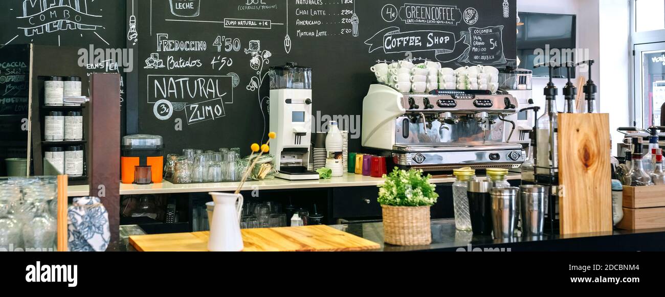 Leere Cafeteria mit Kaffeemaschine Stockfoto