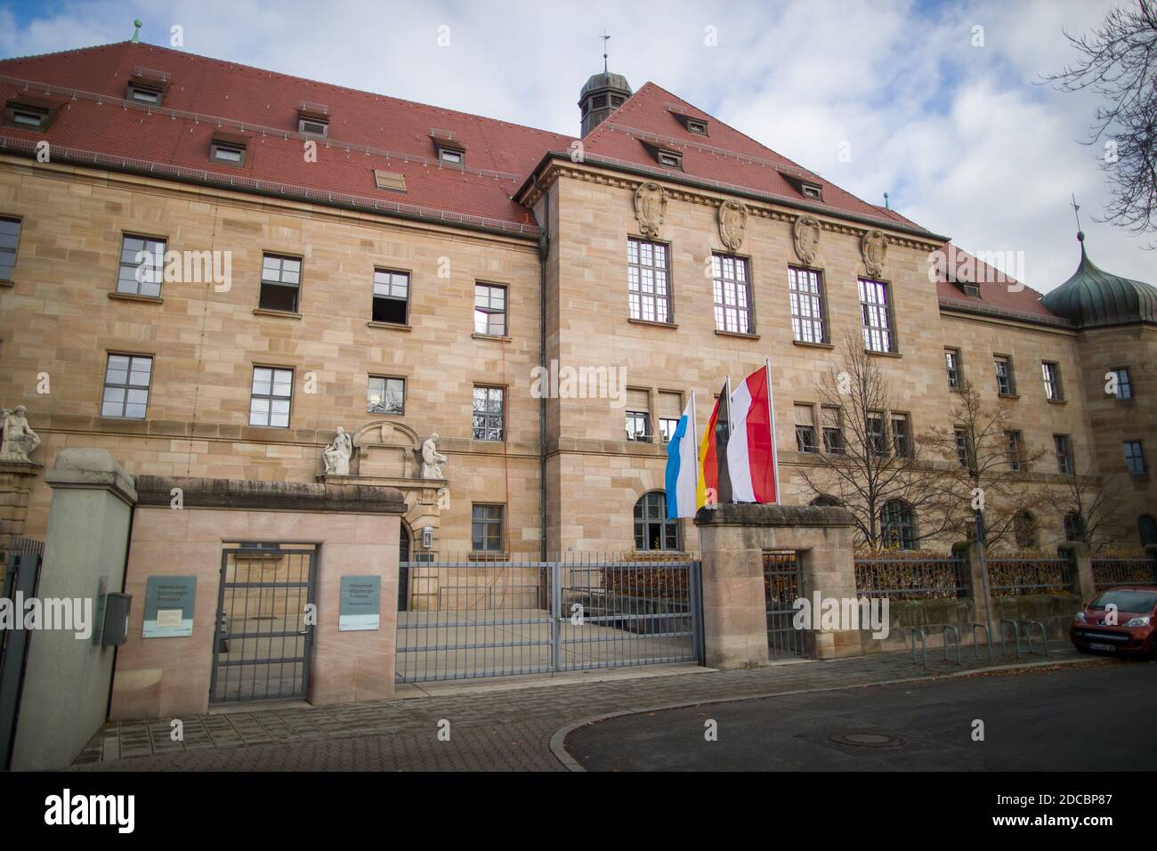 Nürnberg, Deutschland. November 2020. Das Museum "Memorium Nürnberger Prozesse" mit dem Jurygerichtsraum 600 im Gebäude im Hintergrund am Landgericht Nürnberg-Fürth. Nach dem Ende des Zweiten Weltkriegs blickte die Welt auf Gerichtssaal 600. Bis 1949 fanden die Nürnberger Prozesse im heutigen Jurygerichtssaal statt. Heute ist der 75. Jahrestag des Beginns der Nürnberger Prozesse. Quelle: Daniel Karmann/dpa/Alamy Live News Stockfoto