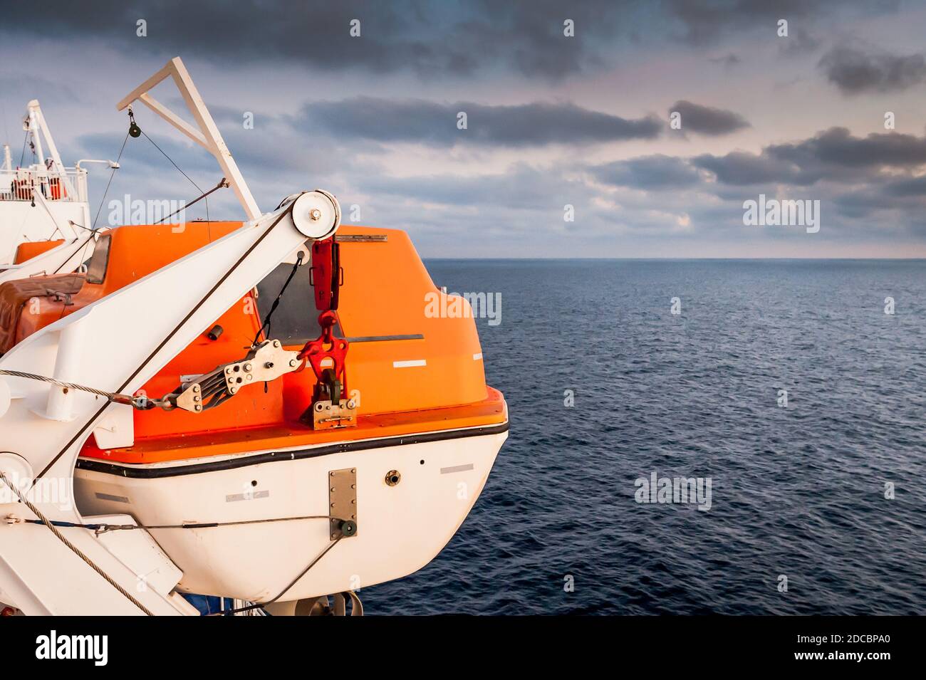 Rettungsfloß oder Rettungsboot an Bord einer Fähre zwischen Korsika und Nizza Frankreich. Stockfoto