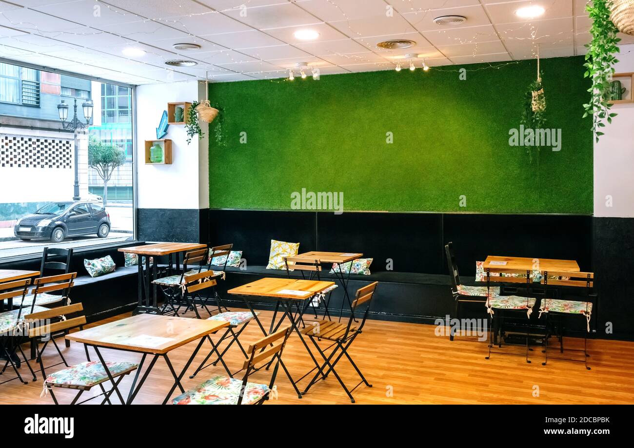 Leerer Coffee Shop mit Graswand Stockfoto
