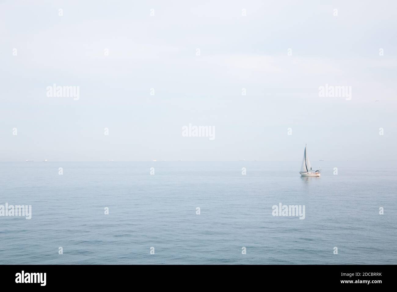 Schöner Hintergrund eines Bootes mit Schleiern auf einem weichen Nebelklares Meer und blauer Himmel Stockfoto