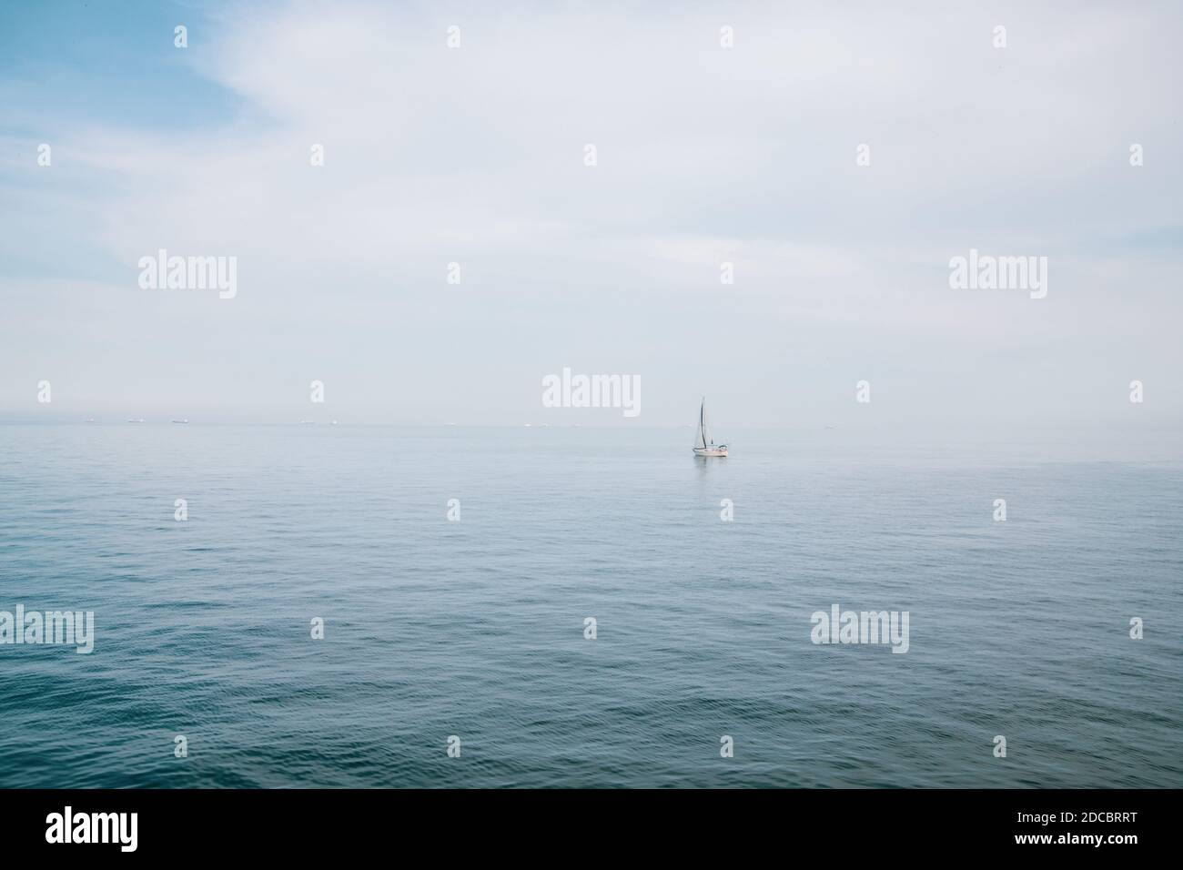 Schöner Hintergrund eines Bootes mit Schleiern auf einem weichen Nebelklares Meer und blauer Himmel Stockfoto