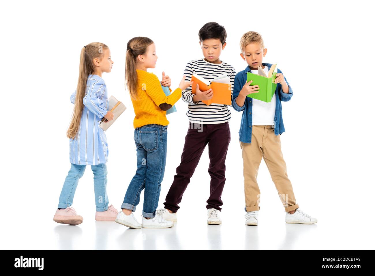 Multiethnische Kinder halten bunte Bücher auf weißem Hintergrund Stockfoto