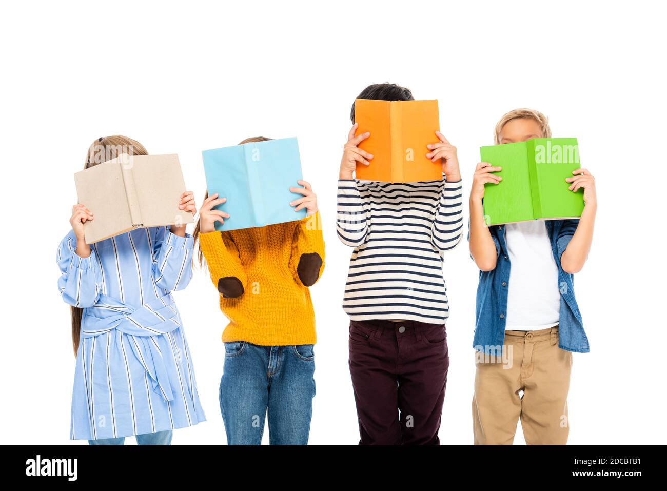 Kinder decken Gesichter mit bunten Büchern isoliert auf weiß Stockfoto