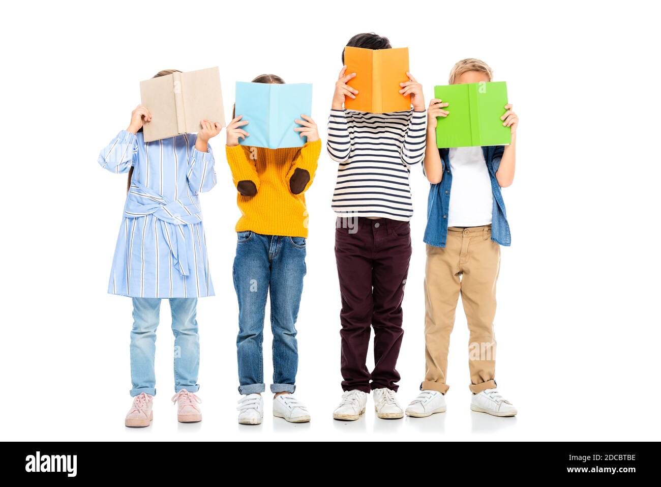 Kinder halten bunte Bücher in der Nähe von Gesichtern auf weißem Hintergrund Stockfoto