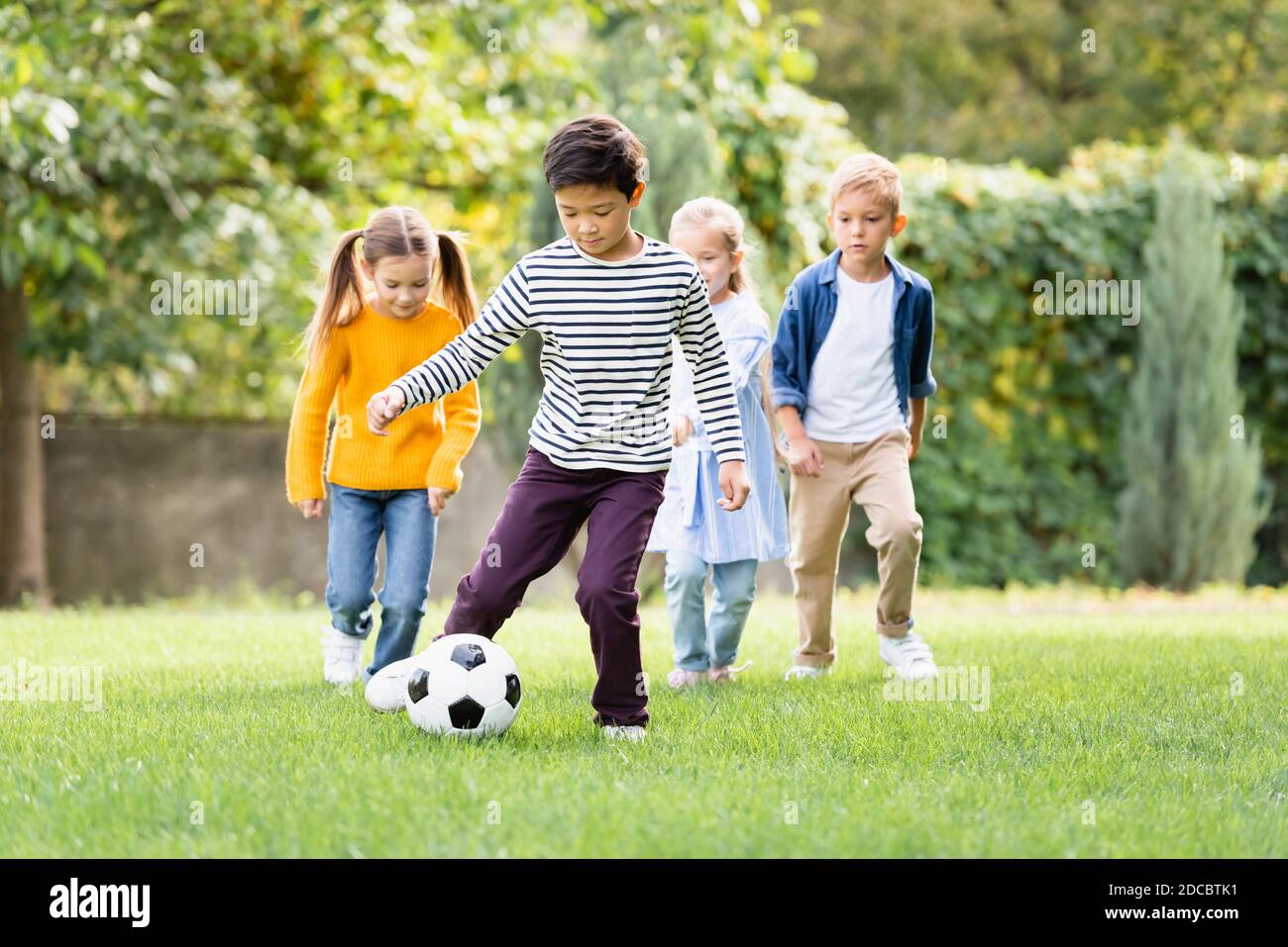 Nette Junge Mädchen Die So Gerne Fußball Spielen Nette Junge Mädchen Die So Gerne Fußball Spielen