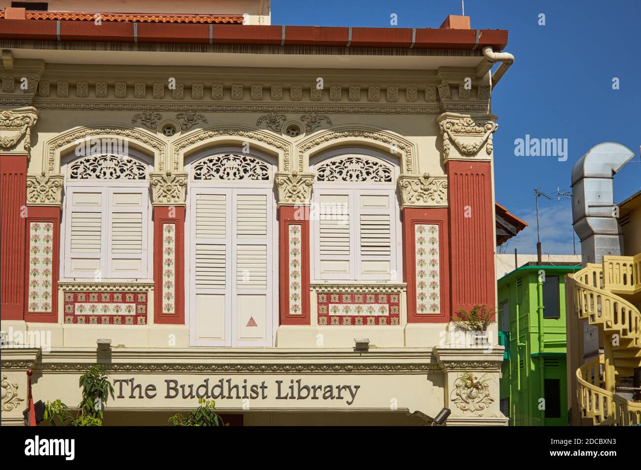 Die Buddhistische Bibliothek in Lorong 24, Geylang, Singapur, befindet sich in einem traditionellen, farbenfrohen Gebäude im Peranakan-Stil Stockfoto