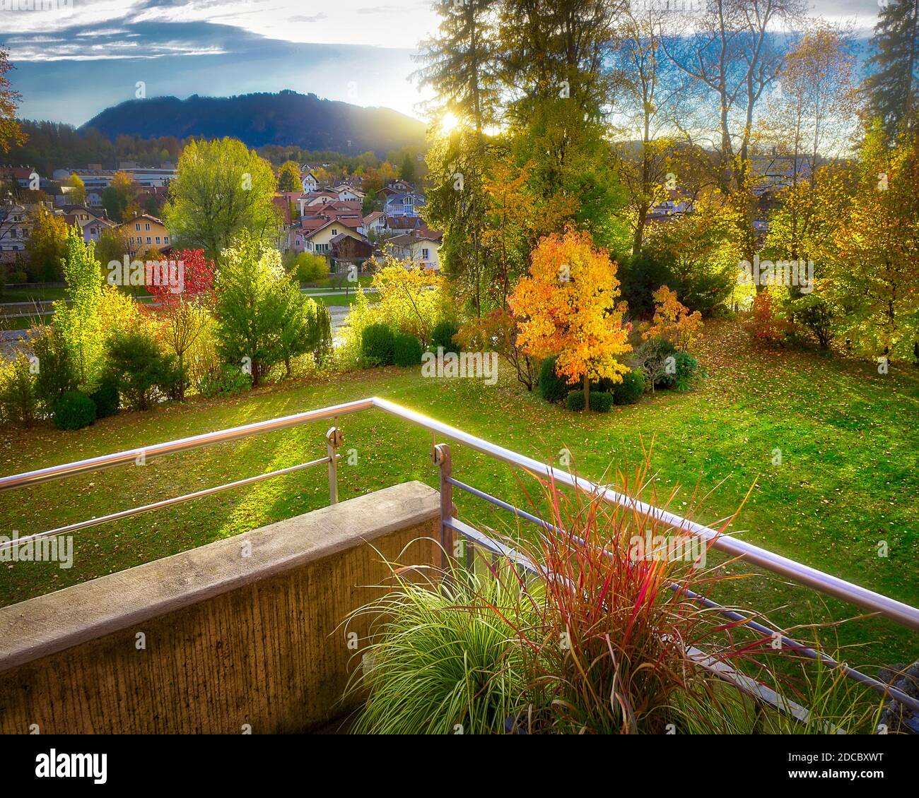 DE - Bayern: Privater Garten mit Blomberg im Hintergrund bei Bad Tölz (HDR-Bild) Stockfoto