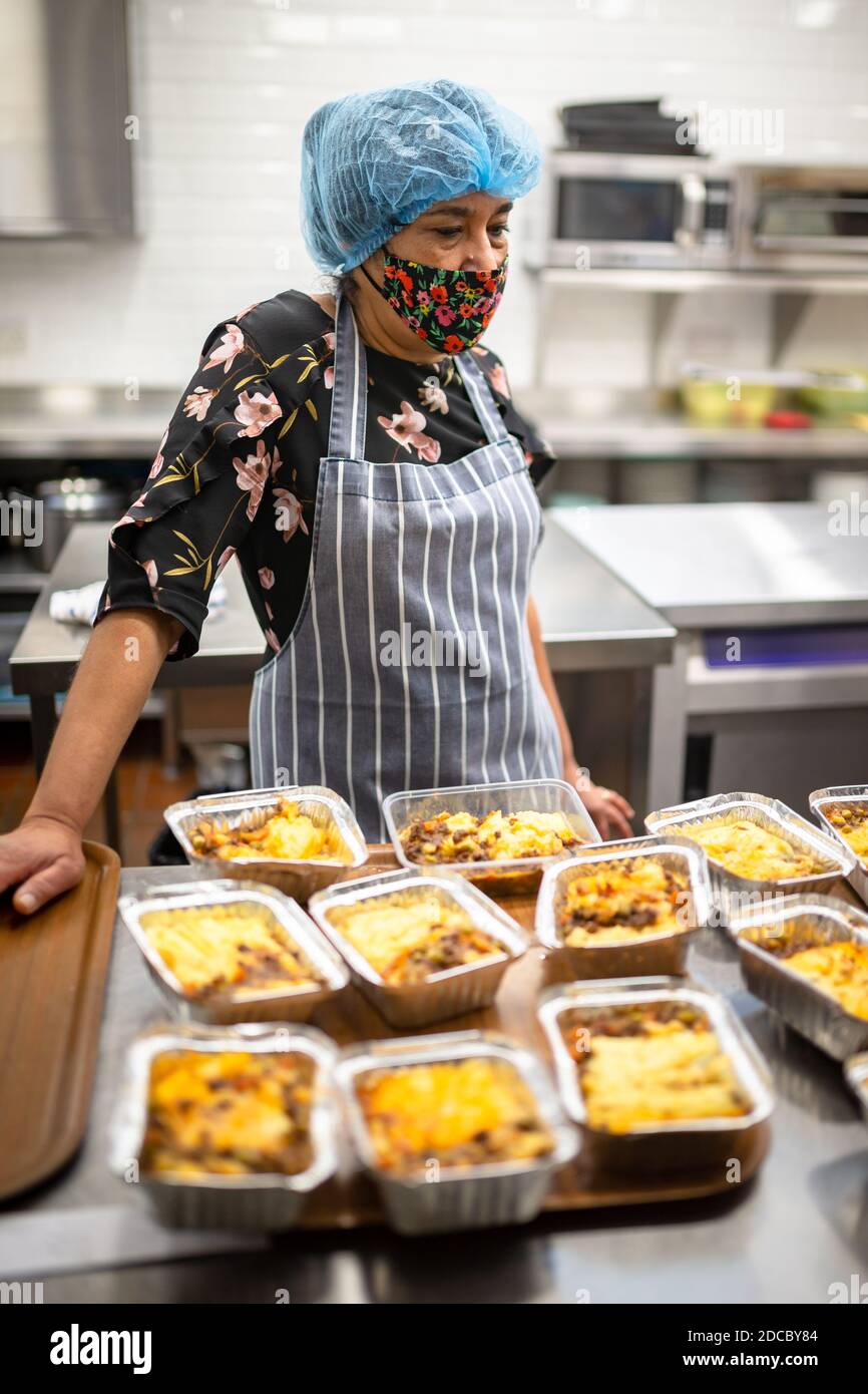 Cradley Heath, West Midlands, Großbritannien. November 2020. Da die Covid-Krise die schwächsten Menschen der Gesellschaft weiterhin betrifft, stellen die Lebensmittelbanken den ärmsten Familien weiterhin dringend benötigte Lebensmittel zur Verfügung. Madhu Frost, ein Freiwilliger an der Holy Trinity Church Foodbank in Cradley Heath, West Midlands, kocht eine Reihe von Hüttenpasteten, die zum Einfrieren bereit sind. Sie bereiten etwa 30 pro Woche zu geben, um an lokale Familien, die nicht in der Lage sind, ihre eigenen Mahlzeiten zubereiten oder kochen. Kredit: Peter Lopeman/Alamy Live Nachrichten Stockfoto