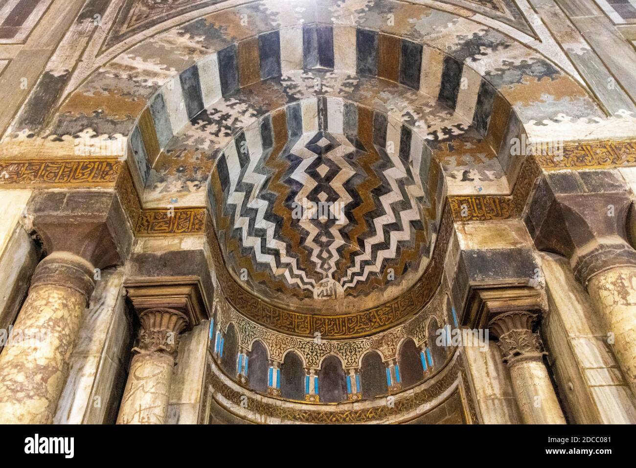 Komplex von Sultan Hasan, Kairo, Ägypten, Innere des Mausoleums, Detail der Intarsien mihrab Stockfoto