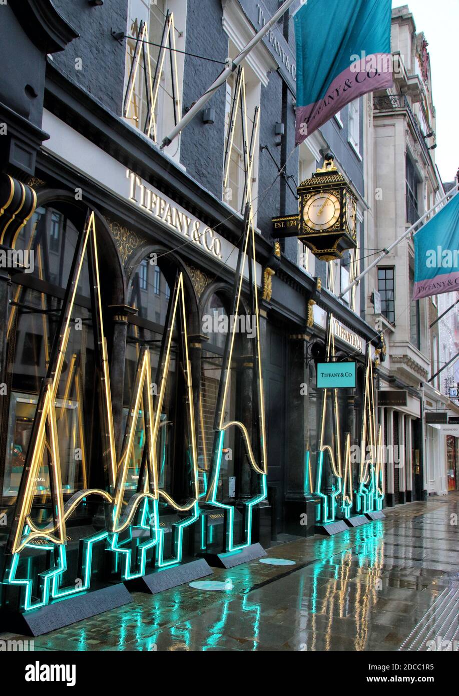London, Großbritannien. November 2020. Der amerikanische Luxusschmuckhändler Tiffany & Co. Wurde mit Neonlichtern in Form von Weihnachtsbäumen vor dem Old Bond Street Store installiert. Trotz der National Covid-19 Lockdown, die alle nicht wichtigen Geschäfte bis mindestens 2. Dezember geschlossen hat, haben die berühmten Luxusjuweliers, Tiffany & Co haben vor ihrem Old Bond Street Store ein Neonlicht-Display in Form von Weihnachtsbäumen installiert. Kredit: SOPA Images Limited/Alamy Live Nachrichten Stockfoto
