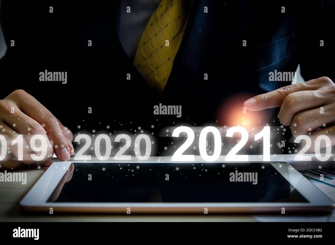 Geschäftsmann Hand berühren auf 2021 virtuellen Bildschirm mit Tablet auf dem Schreibtisch. Business-Konzept neues Jahr. Stockfoto