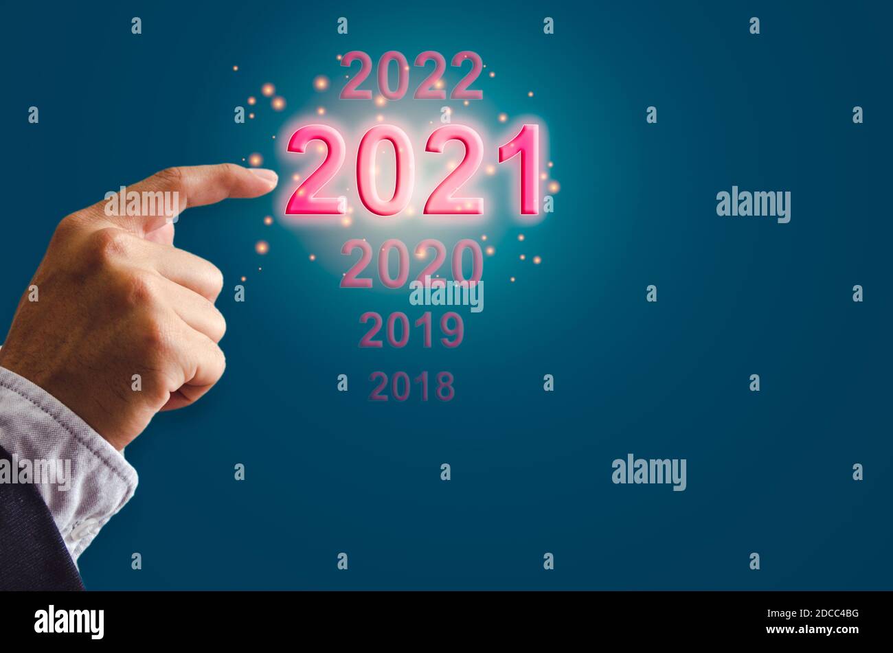 Geschäftsmann Hand berühren auf 2021 virtuellen Bildschirm auf dem Hintergrund. Business-Konzept neues Jahr. Stockfoto
