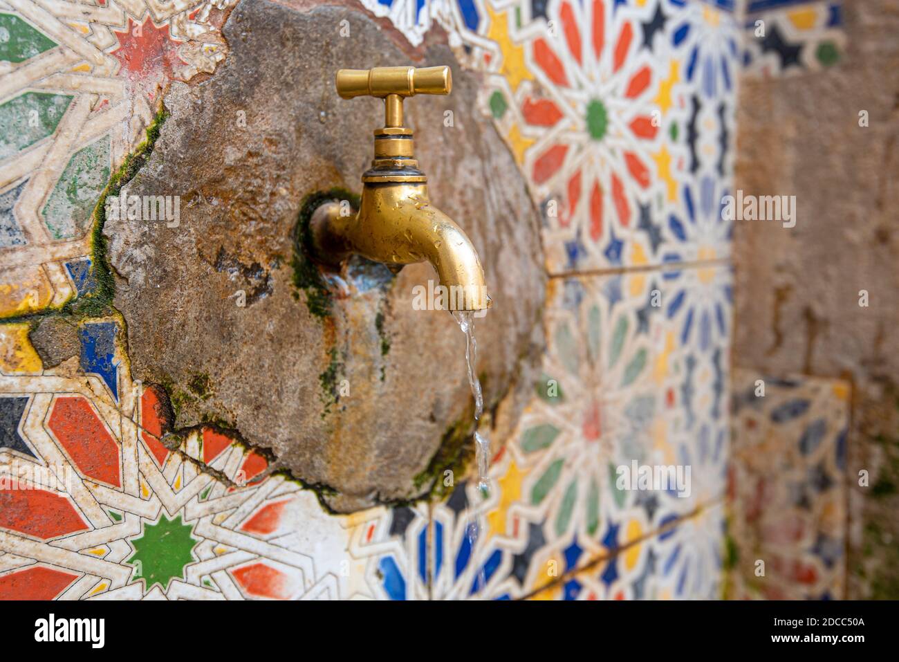Kupferhahn mit Trinkwasser auf einer Straße in Medina, Marokko Stockfoto