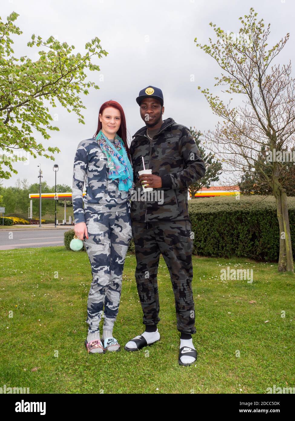 Challis Cooper (20) und Arnold (22) machen eine Pause bei Baldock Extra Motorway Services, auf ihrem Weg zur Familie in Great Yarmouth. Radwell, Baldock, Stockfoto