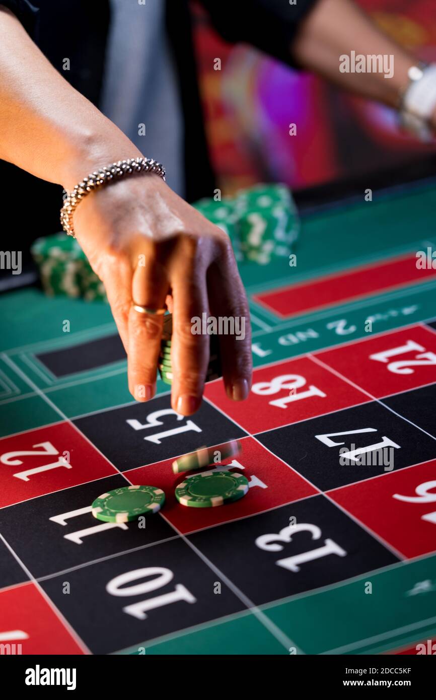 Frau spielt am Roulettetisch im Casino Stockfoto