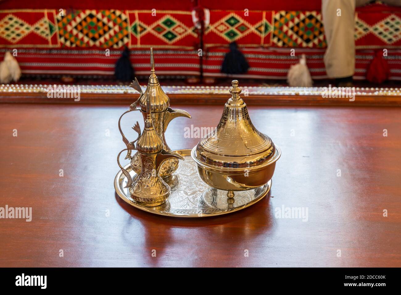 Kupfer antike arabische Teekanne und Tassen und Tablett auf Der Tisch mit  Hintergrund von arabischen traditionellen Sofa Stockfotografie - Alamy