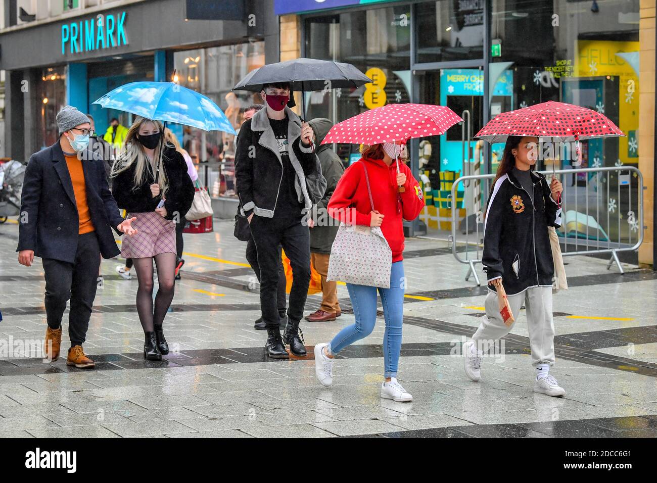 Im Zentrum von Cardiff, wo die Geschäfte geöffnet sind und die Menschen in Zahlen sind, haben die Käufer die Möglichkeit, im Vorfeld der Weihnachtszeit unwesentliche Artikel zu kaufen. Die Beschränkungen in ganz Wales wurden nach einer zweiwöchigen „Feuerpause“-Sperre gelockert. Stockfoto