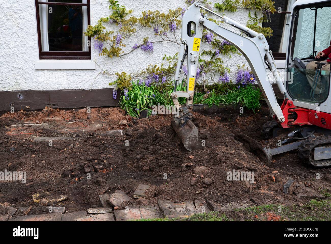 Mini-Bagger arbeiten im Garten machen Terrasse Stockfoto
