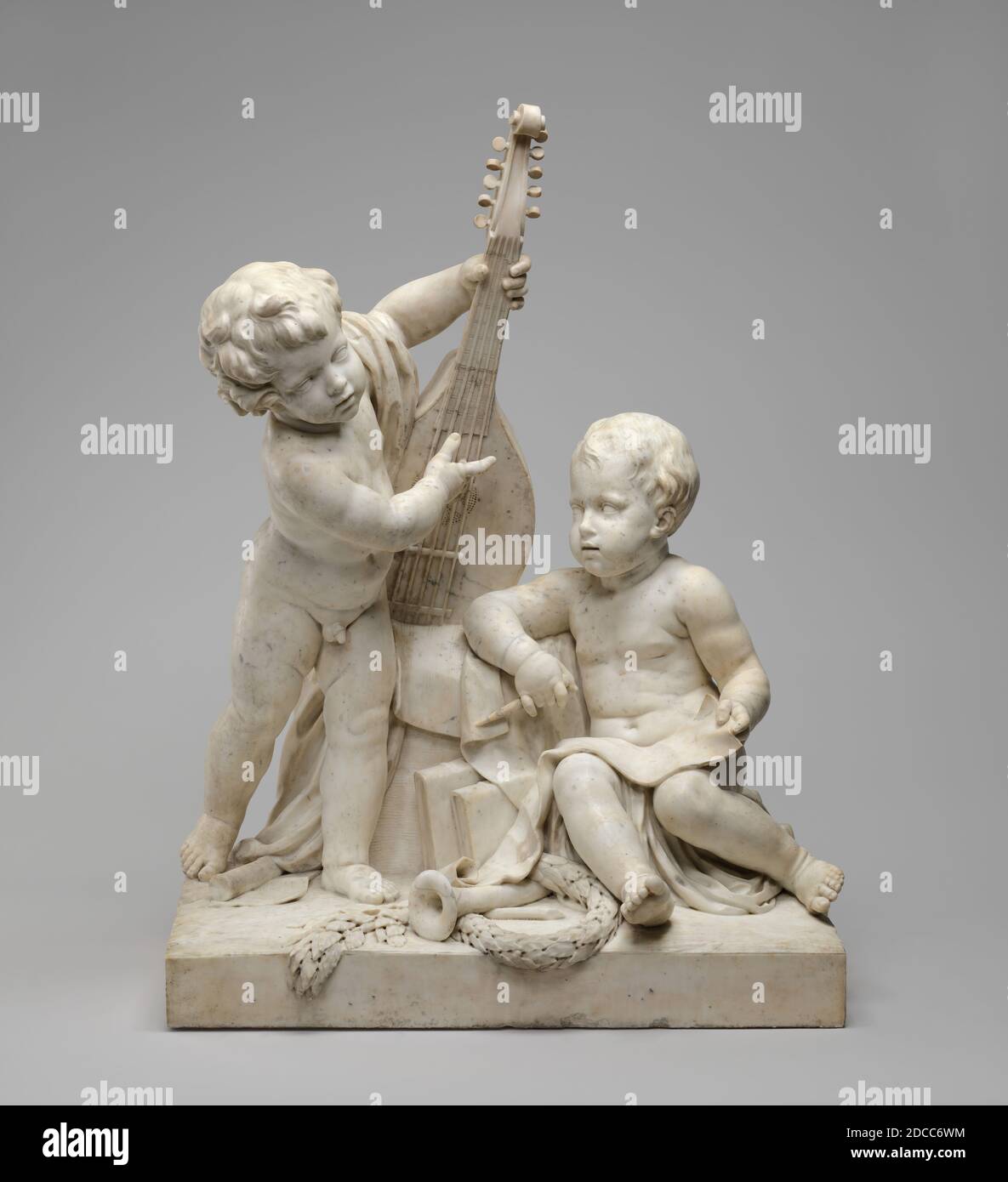 Clodion, (Bildhauer), Französisch, 1738 - 1814, Poesie und Musik, c. 1774/1778, Marmor, insgesamt: 117.6 x 89.1 x 56 cm (46 5/16 x 35 1/16 x 22 1/16 Zoll), Bruttogewicht: 390.093 kg (860 lb Stockfoto