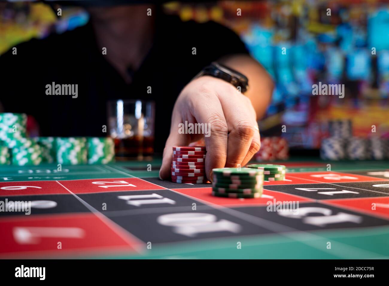 Mann, der am Roulette-Tisch im Casino spielt Stockfoto