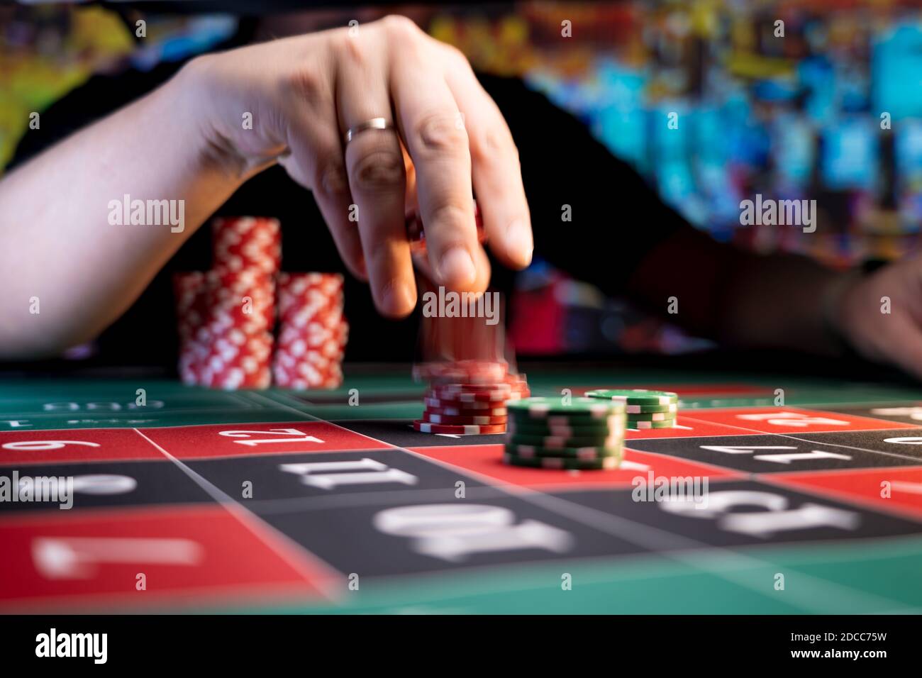 Mann, der am Roulette-Tisch im Casino spielt Stockfoto