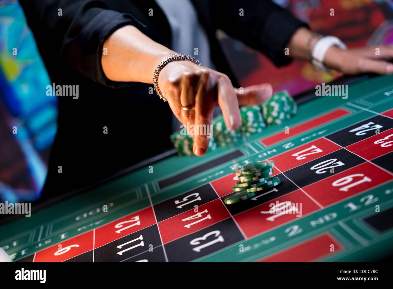 Frau spielt am Roulettetisch im Casino Stockfoto