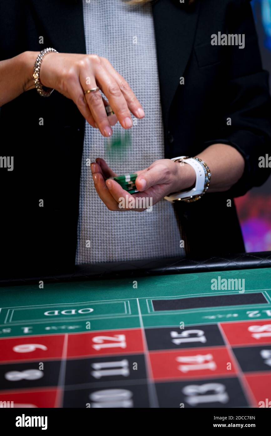 Frau spielt am Roulettetisch im Casino Stockfoto