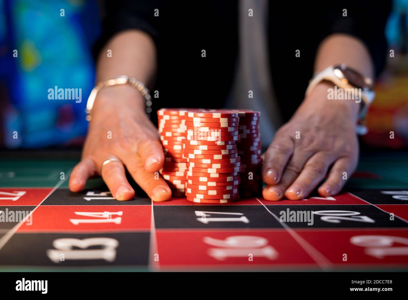 Frau spielt am Roulettetisch im Casino Stockfoto