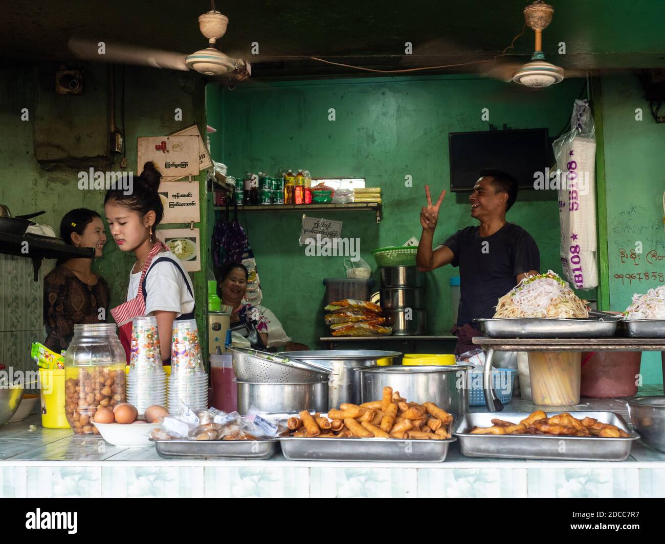 Restaurant Küche mit Küchenpersonal trägt die traditionelle Thanaka Make-up in Myeik, Tanintharyi Region von Myanmar Stockfoto