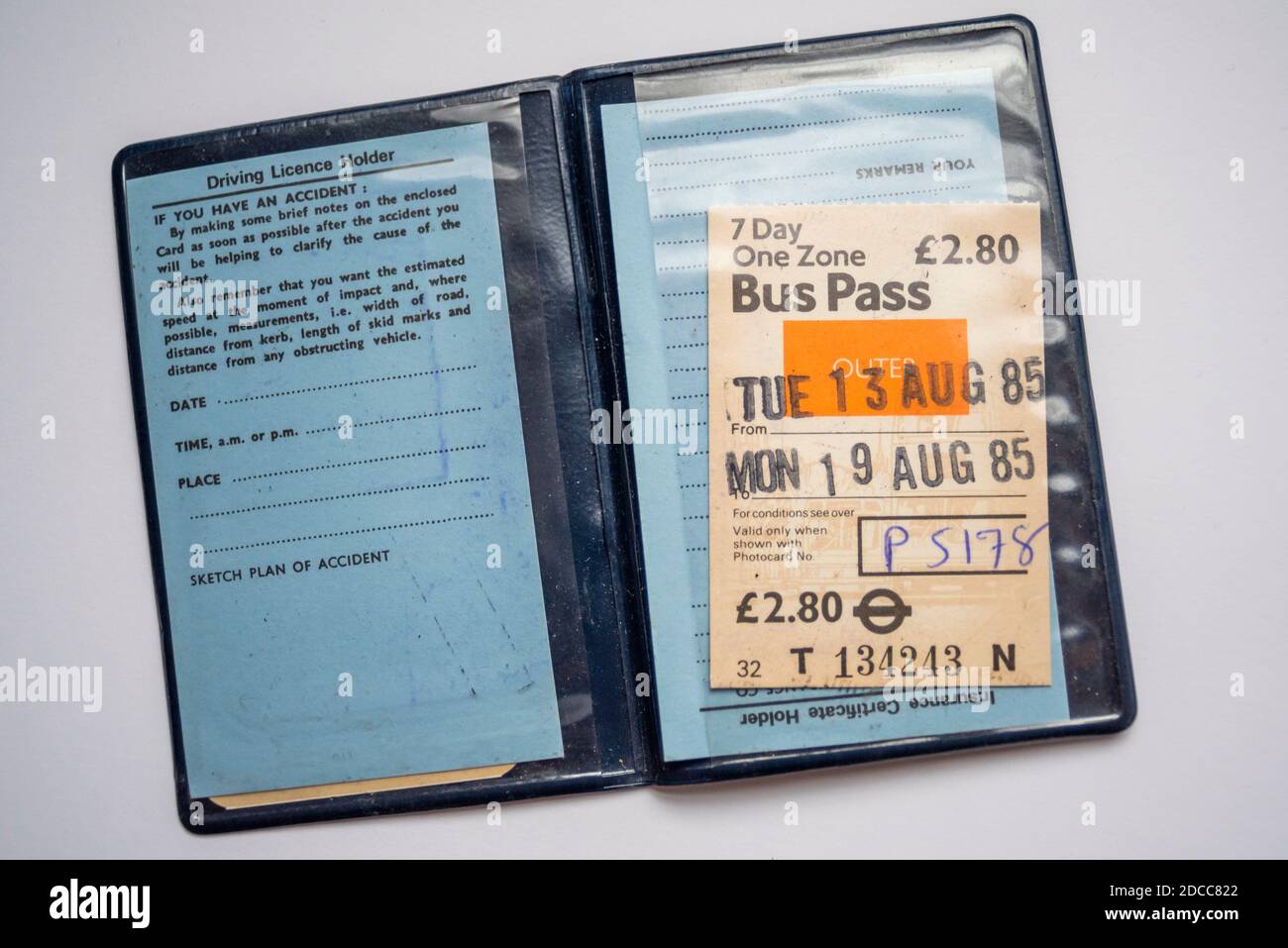 Vintage London Transport Bus Pass der 1980er Jahre. 7 Tage, eine Zone Papierticket. Mit einem Kunststoffhalter mit Dokumenten Stockfoto