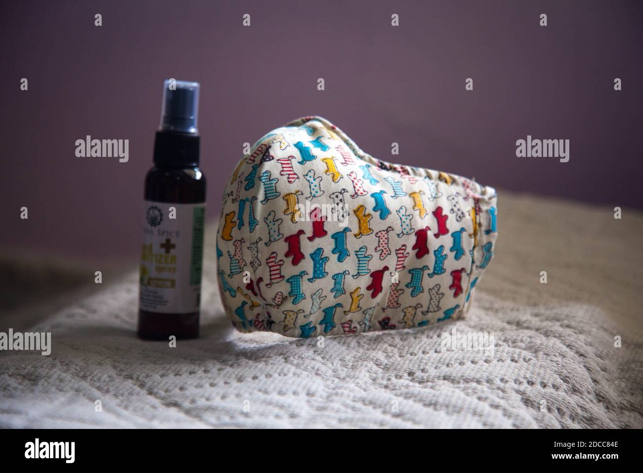 Das Wesentliche unseres täglichen Lebens - Maske & Hand Desinfektionsmittel Stockfoto