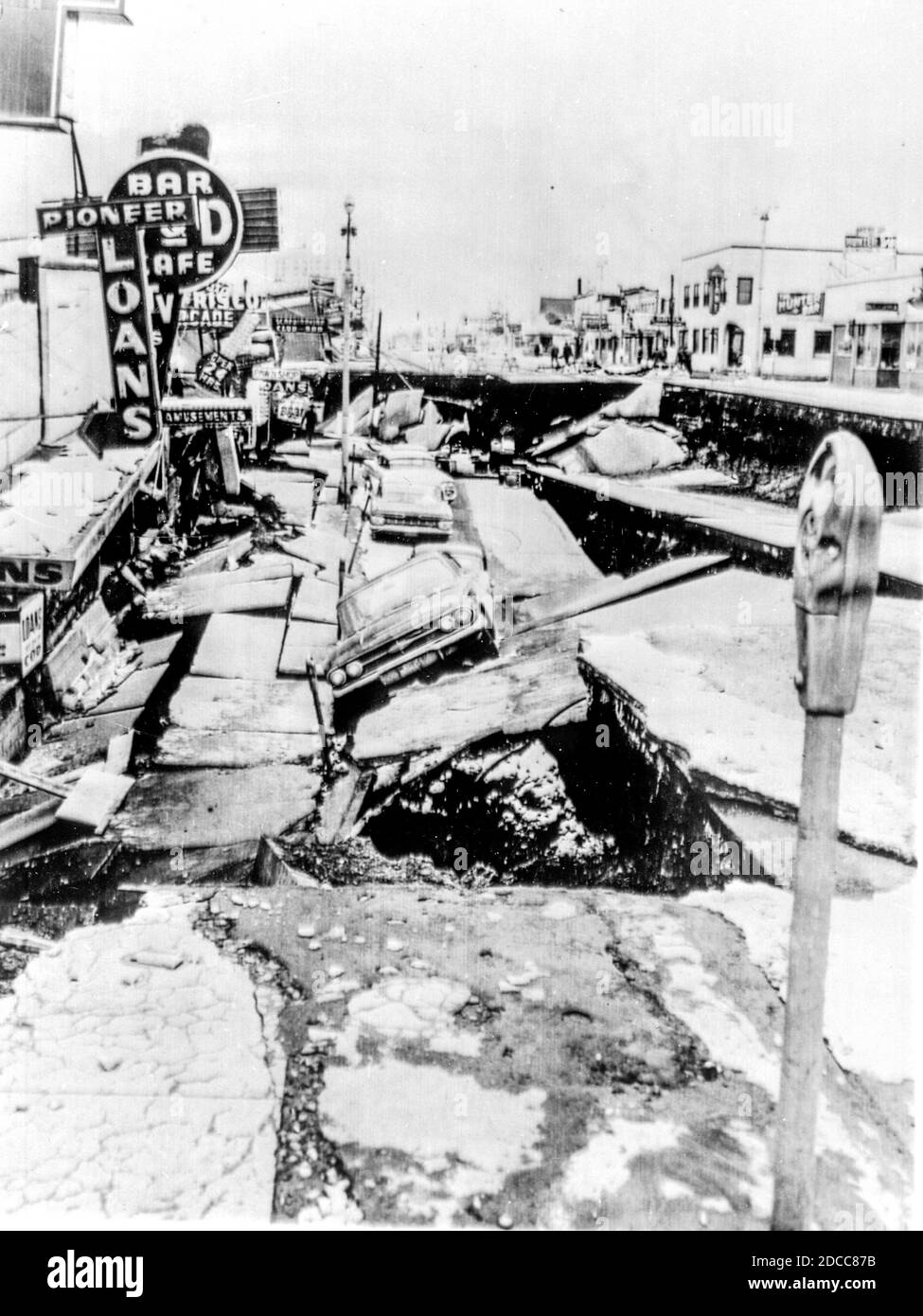 Schäden an 4th Avenue in Anchorage durch das große Alaskan Erdbeben und Erdrutsch Karfreitag 1964 verursacht. Mit einer Stärke von 9,2 bleibt es das stärkste Erdbeben in der nordamerikanischen Geschichte und das zweitstärkste Erdbeben in der Weltgeschichte. Stockfoto