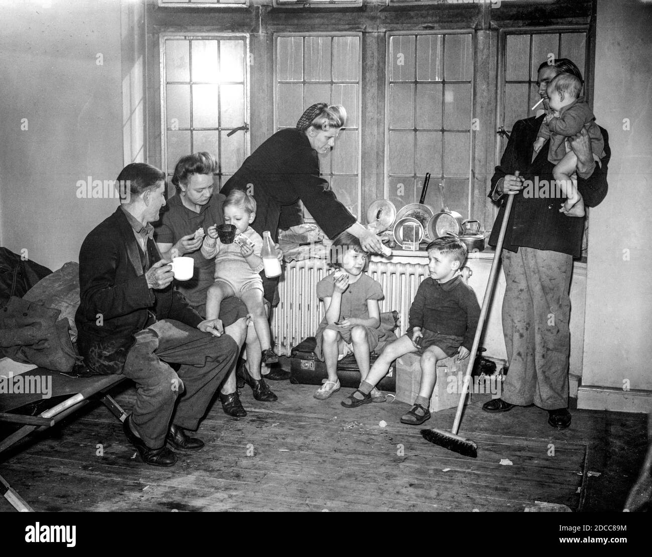 Im Rahmen einer Masseninvasion des Blocks durch 200 Obdachlose sind 1945 zwei Familien in einer Wohnung am Melcombe Regis Court im Londoner West End besetzter. Dies wurde durch einen schweren Wohnungsmangel und eine steigende Nachfrage nach dem Krieg verursacht. Dieser Block wurde verwendet, um amerikanische Streitkräfte während des Krieges unterbringen. Stockfoto