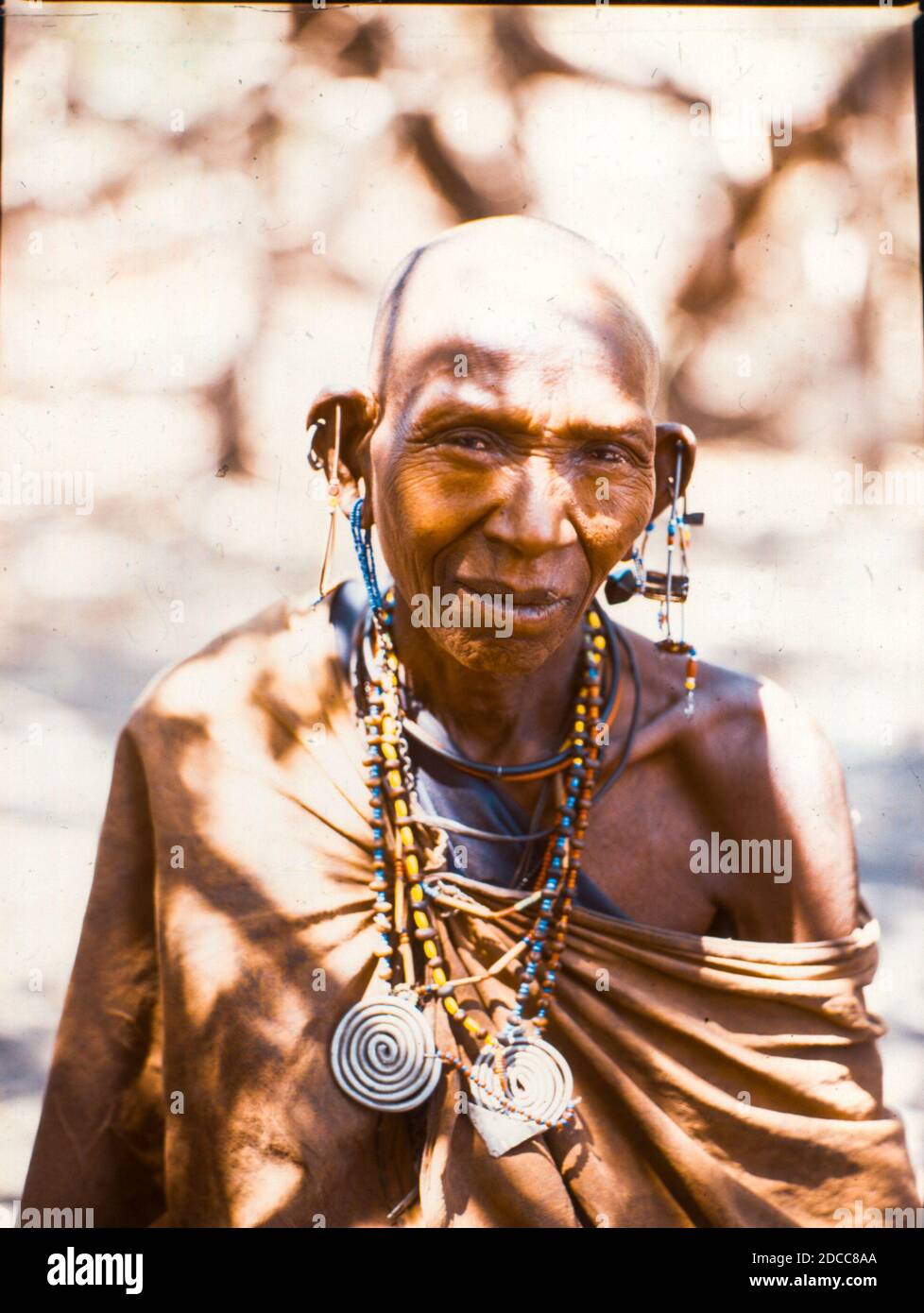 Ein Porträt einer Maasai-Frau, einer älteren Frau, in Ostafrika, aufgenommen in den 1960er Jahren Stockfoto
