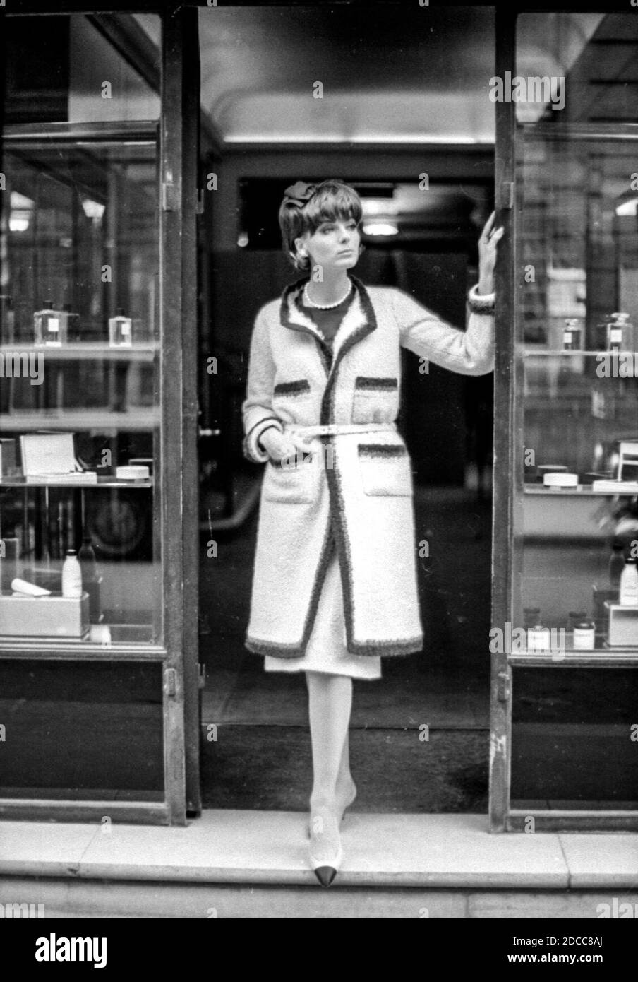 Das berühmte Modelmodell Grace Coddington posiert in den 1960er Jahren vor der Tür zum Chanel-Hauptsitz in Paris. Aufgenommen vom berühmten Fotografen Richard Dormer. Stockfoto