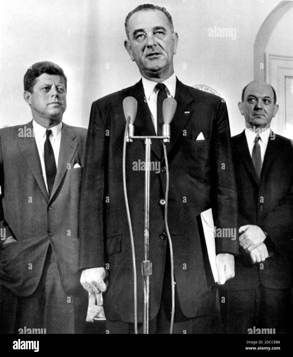 Flankiert von US-Präsident John F. Kennedy und Staatssekretär Dean Rusk berichtet US-Vizepräsident Lyndon B. Johnson nach seinem Wochenendbesuch in Berlin im August 1961, auf dem Höhepunkt der Berliner Krise und der Errichtung der Berliner Mauer, der Presse. Stockfoto