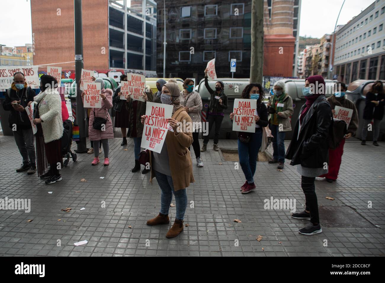 Barcelona, Spanien. November 2020. Am Weltkindertag, dem 20. November, demonstrieren Mütter, die die Vormundschaft ihrer Kinder verlieren, vor der Generaldirektion für die Aufmerksamkeit für Kinder und Jugendliche (DGAIA) in Barcelona und prangern Unregelmäßigkeiten der Verwaltung beim Rückzug der Vormundschaft ihrer Kinder an.am Weltkindertag, dem 20. November, Mütter, die die Vormundschaft ihrer Kinder verlieren, demonstrieren vor der Generaldirektion Aufmerksamkeit für Kinder und Jugendliche (DGAIA) in Barcelona und prangern Unregelmäßigkeiten der Verwaltung im wi an Stockfoto