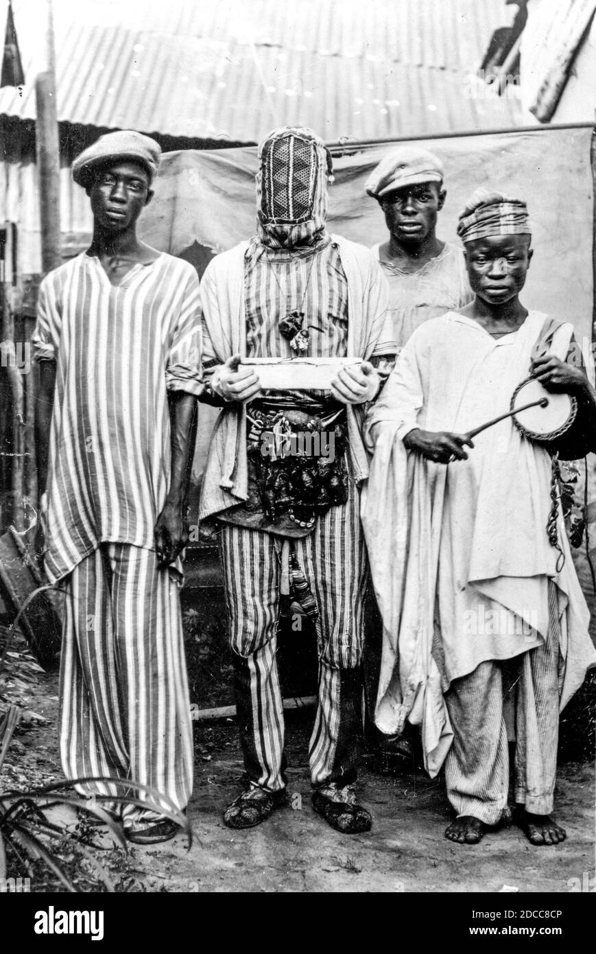 Ein Medizinmann im südlichen Nigerianischen Protektorat. Ein britisches Protektorat, um 1910, umgeben von seinen Begleitern Stockfoto