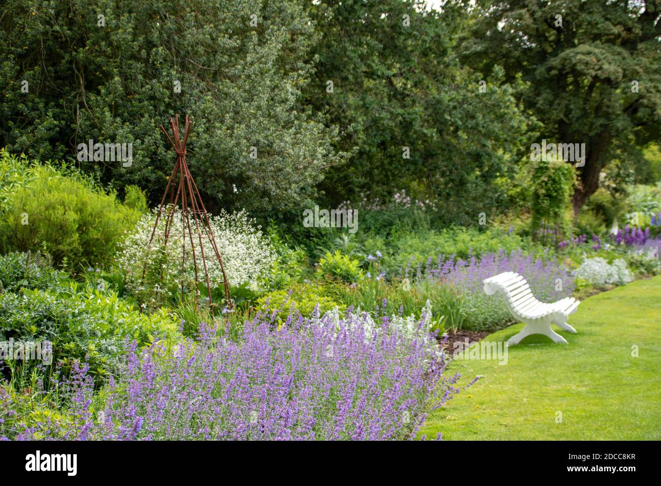 Ein wunderschöner englischer Landgarten Stockfoto