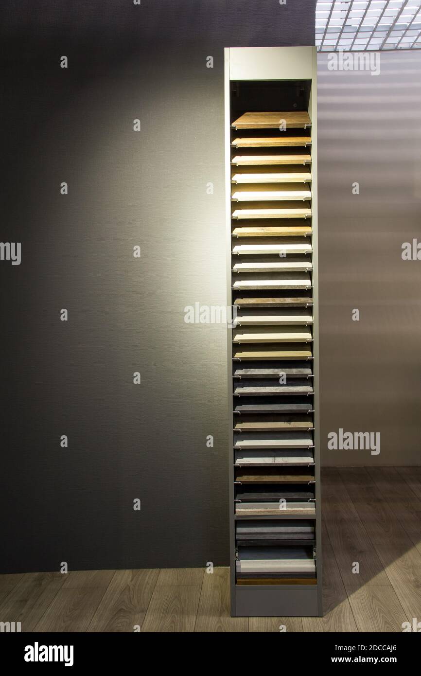 Holzständer mit Spanplattenmustern in einem Möbelhaus Stockfoto