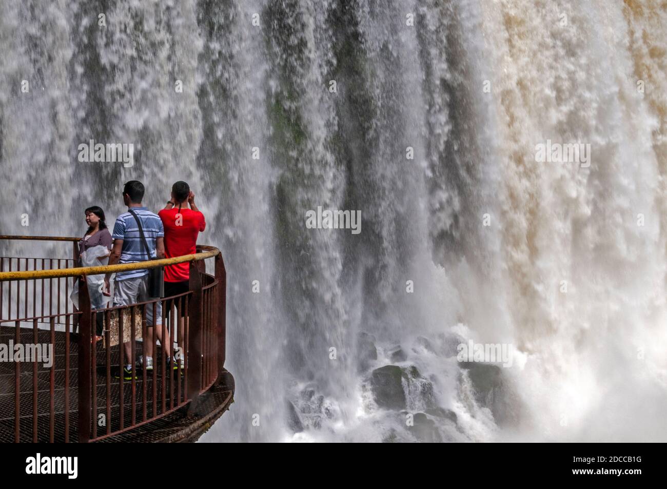 Auf einer Aussichtsplattform an den Floriano Falls, Teil der Iguazu Wasserfälle im Iguazu Nationalpark von Brasilien. Stockfoto