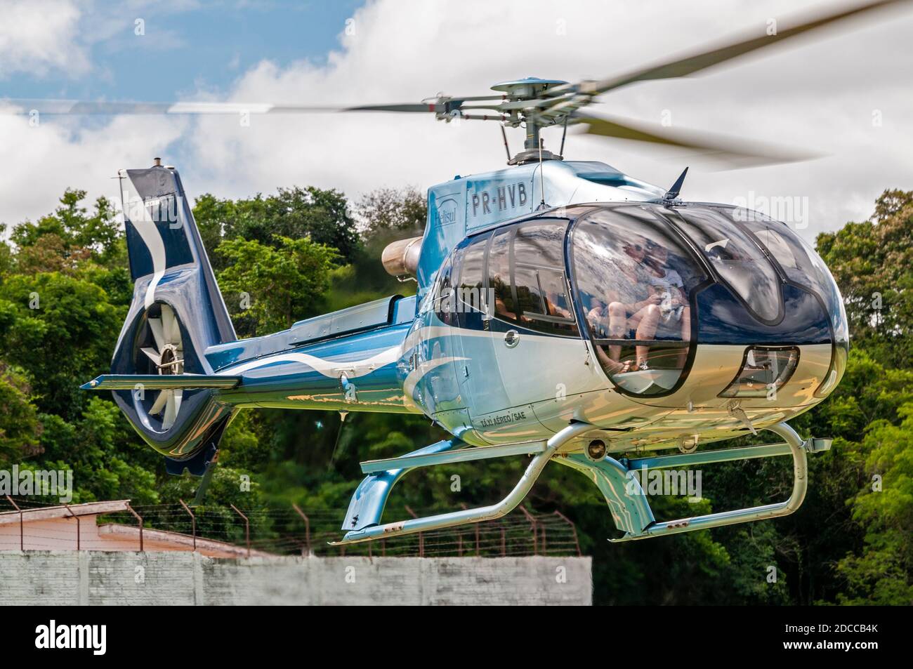 Einer der Hubschrauber, der einen Blick auf die Wasserfälle von Iguazu bietet, hebt an der Grenze zwischen Brasilien und Argentinien ab. Die Iguazu Wasserfälle sind Stockfoto