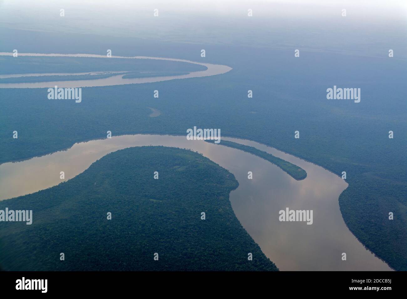 Der Parana River schlängelt sich durch den Regenwald im südlichen Teil Brasiliens und teilt sich die Grenze zu Paraguay und Argentinien. Der Fluss ist Stockfoto