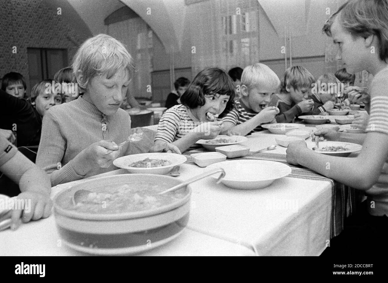 30. November 1980, Sachsen, Eilenburg: Kinder sitzen zusammen am Tisch und essen im Kinderheim Zschepplin 1981. Genaues Datum der Aufnahme nicht bekannt. Foto: Volkmar Heinz/dpa-Zentralbild/ZB Stockfoto